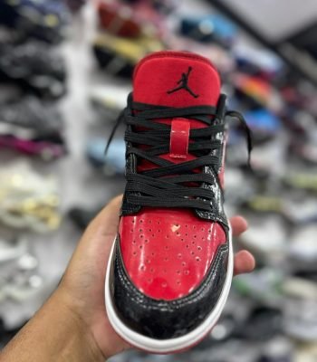 Tenis-Air-Jordan-1-Low-Preto-Brilhante-e-vermelho-N10-2.jpg